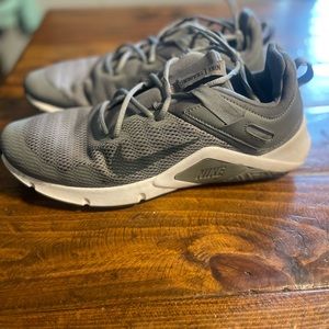 Mens Nike Shoe, size 11, worn twice.